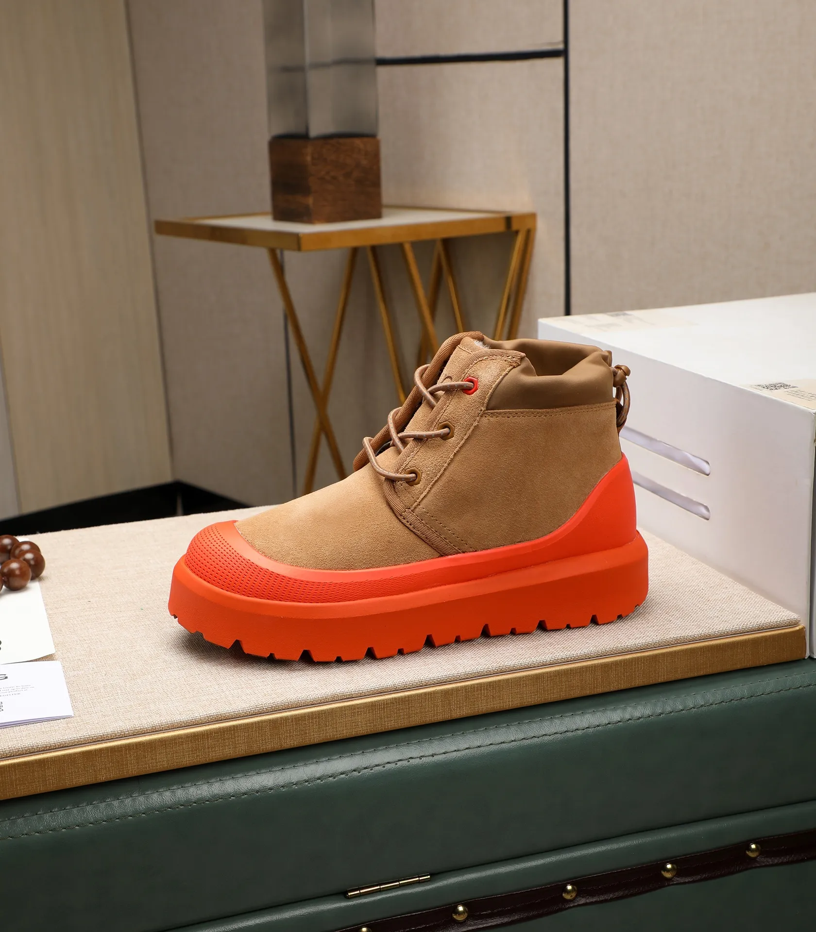 Men's shoes 💰580 (same style for men and women) Please pay attention to the quality of the original order and compare the thickness of the wool 🏮🏮The popular UGG is from Australia's warm luxury brand men's shoes, the official website is synchronized, Beckham men's style..., made of imported first-layer waxed cowhide, waxed toe cap, Australian real wool velvet lining Carefully sewn...Imported rubber Martin boots outsoles (comfortable, soft and wear-resistant). I really like the quality..Exquisite workmanship. You won't be able to put it down at first sight. Sizes 35-44
